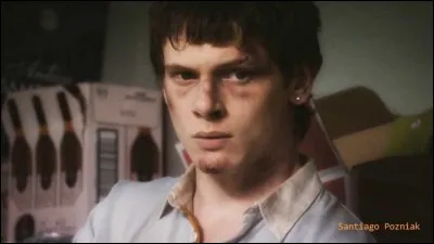Nostalgie quand tu nous tiens Comment s'appelle le comédien qui se cachait derrière le charismatique Cook dans "Skins" ?