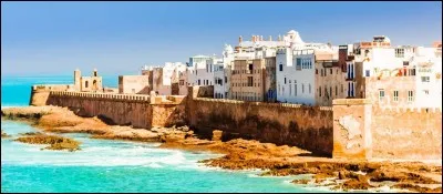 Au bord de quel océan est située la ville d'Essaouira ?
