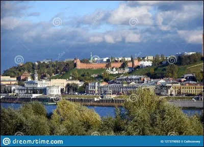 La Volga, plus grand fleuve d'Europe, se jette dans...