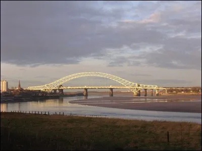 Dans quel pays se situe "Silver Jubilee Bridge" ?