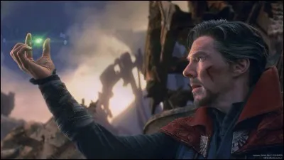 Quel signe Dr.Strange fait-il à Stark pour lui dire que la phase finale se finit maintenant ?
