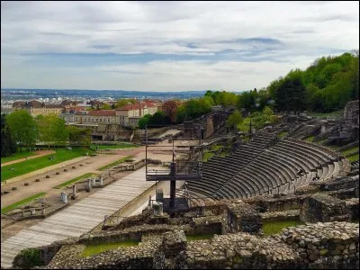 Allons, pour finir, nous fourvoyer à Fourvière, dans les arènes de l'ancienne Lugdunum (Lyon) ! Si l'on sait que "dunum" désigne en gaulois une colline, que signifie la 1e partie du nom de cette ville ?