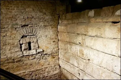 C'est en - 50 que les Romains baptisent "Colonia Claudia Ara Agrippinensium" la ville actuelle de ..., territoire de la tribu germanique .... (Complétez !)