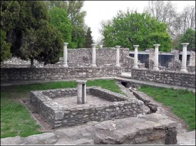 Aquincum (- 79) fut tour à tour tenue par les Celtes, Romains, Huns, Goths et Lombards avant de regrouper ces trois quartiers pour devenir ...