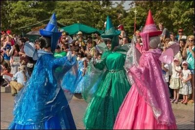 De quel grand classique de Disney les trois "fées-marraines" Flora, Pâquerette et Pimprenelle sont-elle tirées ?