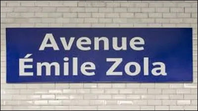 Ouverte le 13 juillet 1913, la station ''Avenue Émile Zola'' se trouve sur la ligne 10. Se situant sous l'extrémité orientale de cette artère du même nom, elle fait référence à ce fameux romancier connu pour son engagement dans l'affaire Dreyfus et sur le plan littéraire à la fresque romanesque ''Les Rougon-Macquart''. Combien de volumes compte cette série ?