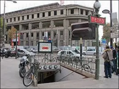 Terminus occidental de la ligne 8, située dans le 15e arrondissement, la station ''Balard'' fut inaugurée le 27 juillet 1937. Portant le nom du chimiste et pharmacien Antoine-Jérôme Balard. Ce dernier découvrira, en 1826, un élément chimique au numéro atomique 35. De quoi s'agit-il ?