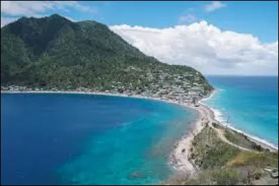 Quelle île de l'archipel des Caraïbes est située entre les îles françaises des Saintes et de Marie-Galante (deux dépendances de la Guadeloupe) au nord, et de la Martinique, au sud ?