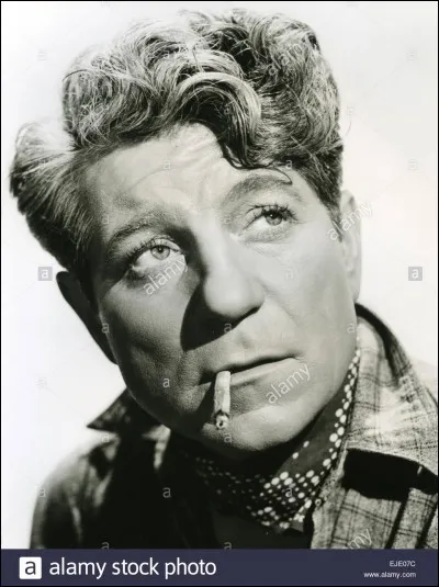 Qui accompagne Jean Gabin lorsqu'il traverse Paris ?
