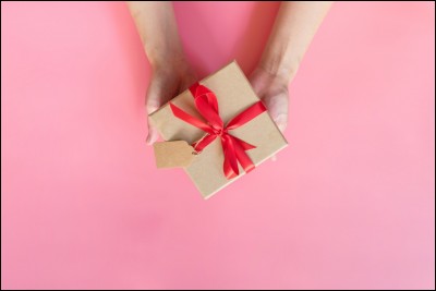 Complétez la phrase avec le verbe au passé simple de l'indicatif : "Tu ... tes cadeaux de Noël" ?
