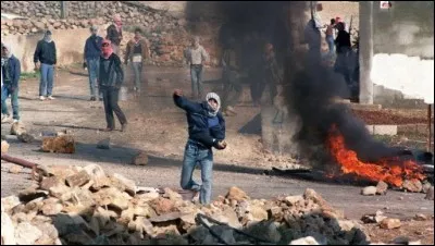 Quel est l'autre nom donné à la première intifada entre la population palestinienne et Israël ?