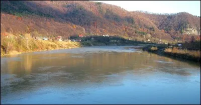 Cette rivi&egrave;re de Roumanie prend sa source dans les Carpates, coule vers le sud et rejoint le Danube :