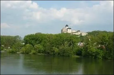C'est la plus longue rivi&egrave;re de Slovaquie. Elle prend sa source dans les Basses Tatras et rejoint le Danube au niveau de Kom&aacute;rno :