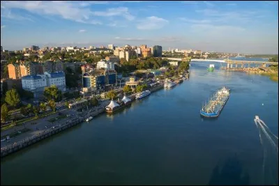 Fleuve russe, il parcourt pr&egrave;s de 2 000 km avant de se jeter dans la Mer d'Azov :
