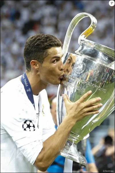 Né le 5 février 1985, Cristiano Ronaldo s'appelle en réalité :