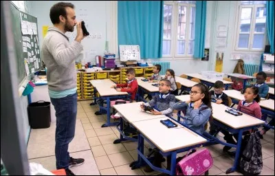 S'il faut 10 minutes au professeur pour corriger une copie, combien de temps lui faut-il pour en corriger 23 ?
