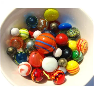 Quelle est la probabilité de tirer une bille violette d'un pot contenant 10 billes rouges et 15 billes bleues ?