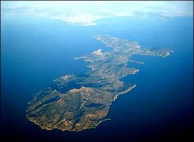 Lequel de ces États insulaires n'a PAS eu le privilège d'accueillir au moins 1 étudiant de l'ENSICAEN en stage au cours de la période 2012-2018 ?