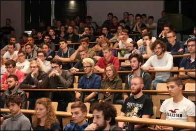 Quelle est la surface totale de locaux que possède l'ENSICAEN ?