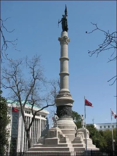 Quelle est la capitale de l'Alabama (Sur la photo, on apperoit le Memorial des Droits Civiques, qui se trouve dans cette ville) ?