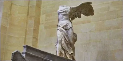 Quelle est cette sculpture exposée au musée du Louvre qui a des ailes, mais n'a plus de tête ?