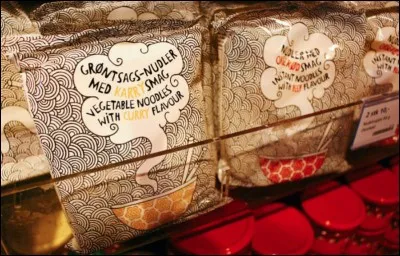 Y en a marre des nouilles ! Et pourtant, ici, vous n'aurez que ça pour 1 $... Devinez où vous êtes !