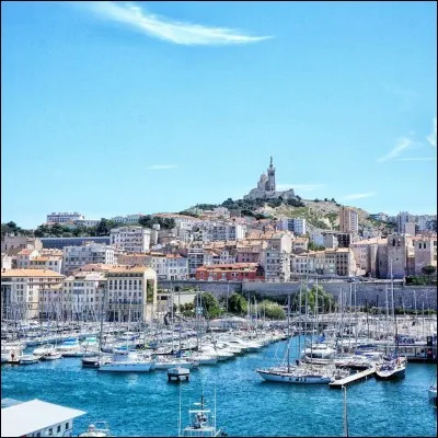 À combien de kilomètres de Marseille la ville de Nice se trouve-t-elle ?