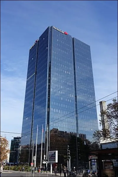 Quelle est la hauteur de la tour Swiss Life, qui se trouve dans le quartier de La Part-Dieu ?