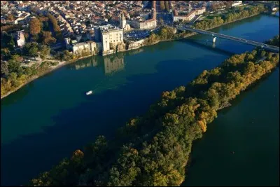 Par où le fleuve du Rhône pénètre-t-il dans Lyon ?