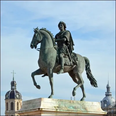 De quand la statue équestre de Louis XIV, située au centre de la place Bellecour, date-t-elle ?