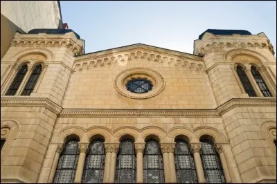 En quelle année la grande synagogue de Lyon, qui se trouve dans le 2e arrondissement, a-t-elle été construite ?
