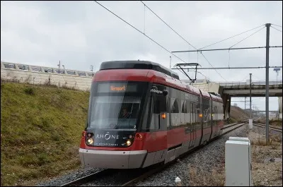 En quelle année le tram-train de l'Ouest lyonnais a-t-il été mis en service ?