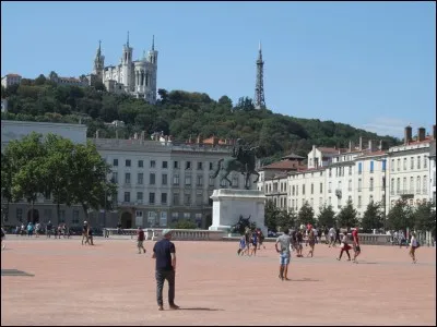 Laquelle de ces propositions ne désigne pas un ancien nom de la place Bellecour ?