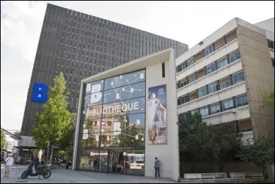 Quelle est la surface dont dispose la bibliothèque municipale de Lyon, la plus grande de France ?
