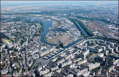 Large d'environ 600 à 700 mètres, quelle est la longueur de la presqu'île de Lyon ?