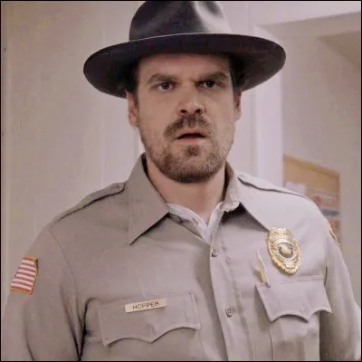 Quel est le prénom du sergent Hopper ?