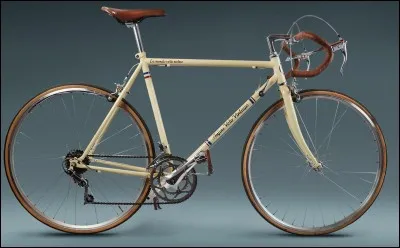 Combien de kg pèse la bicyclette en acier ?