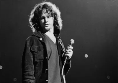 Chanteur américain, idole du rock, cofondateur du groupe The Doors :