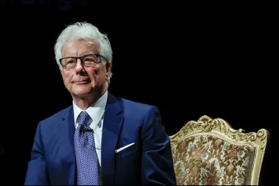 Ecrivain britannique, auteur de la série "Les Piliers de la Terre" :