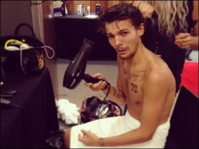 Quel tatouage de Louis est situé au-dessous du cur ?