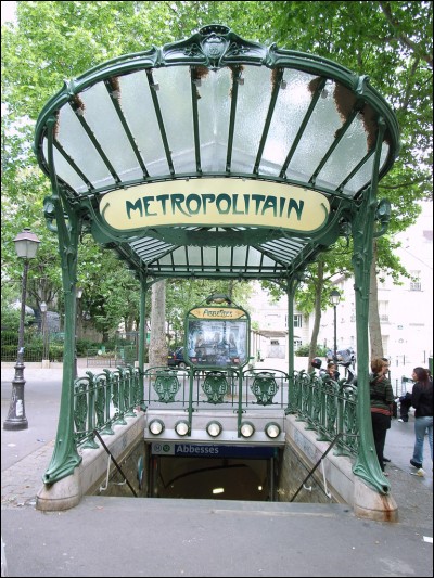 Sur le m&eacute;tro 12, quelle station se trouve entre Lamarck-Caulaincourt et Pigalle ?