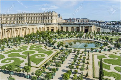 Quelle ligne de RER dessert Versailles ?