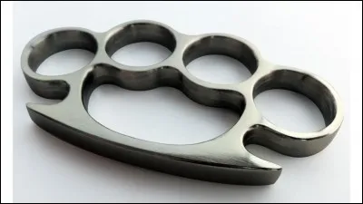 Quel est le nom de cette arme blanche, dans laquelle on passe les doigts ?