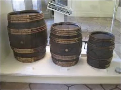 Ancienne mesure de capacité, de valeur variable (de sept à huit litres) et utilisée principalement pour les spiritueux :