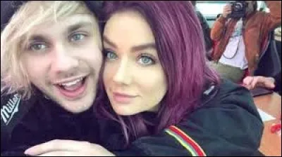 La fille à côté de Mike est :