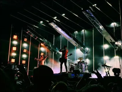 Qui est le membre du groupe ayant eu le visage brûlé lors d'un concert ?