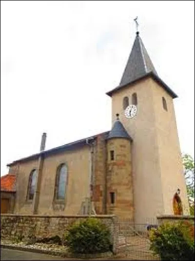 Nous sommes dans le Grand-Est devant l'église Saint-Nicolas de Lostroff. Petit village de 69 habitants, dans l'arrondissement de Sarrebourg-Château-Salins, il se situe dans le département ...