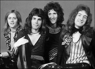 Quel est le nom du groupe ou Tim Staffel, Brian May et Roger Taylor jouent avant qu'il ne devienne Queen ?