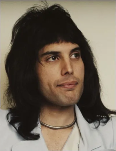 Il reçoit son éducation à...