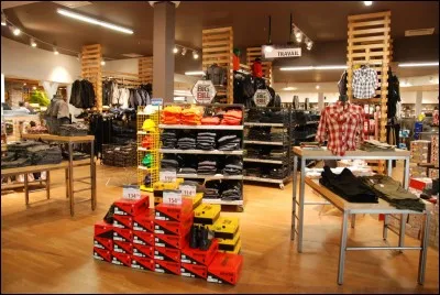 Hourra, vous avez encore le temps devant vous ! Cela vous permet d'aller faire quelques courses. Petit hic, vous ne vous rappelez plus du mot "magasin" en allemand. Le voici :